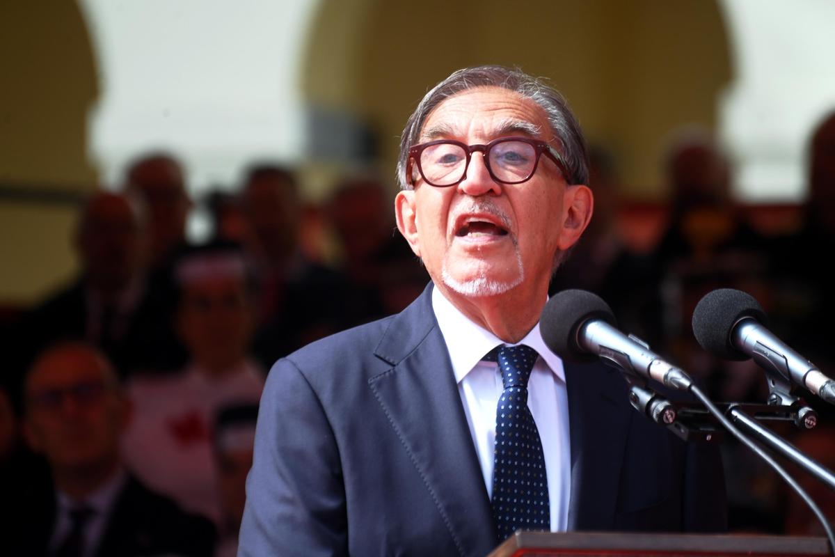 Aula del Senato italiano con banchi vuoti durante la pausa estiva parlamentare, immagine di approfondimento