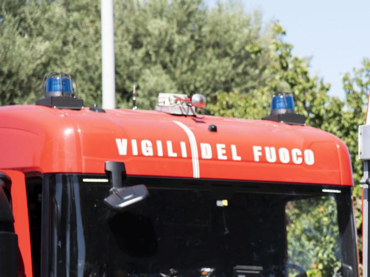 Lodi, auto avvolta dalle fiamme: trovata una persona morta all'interno