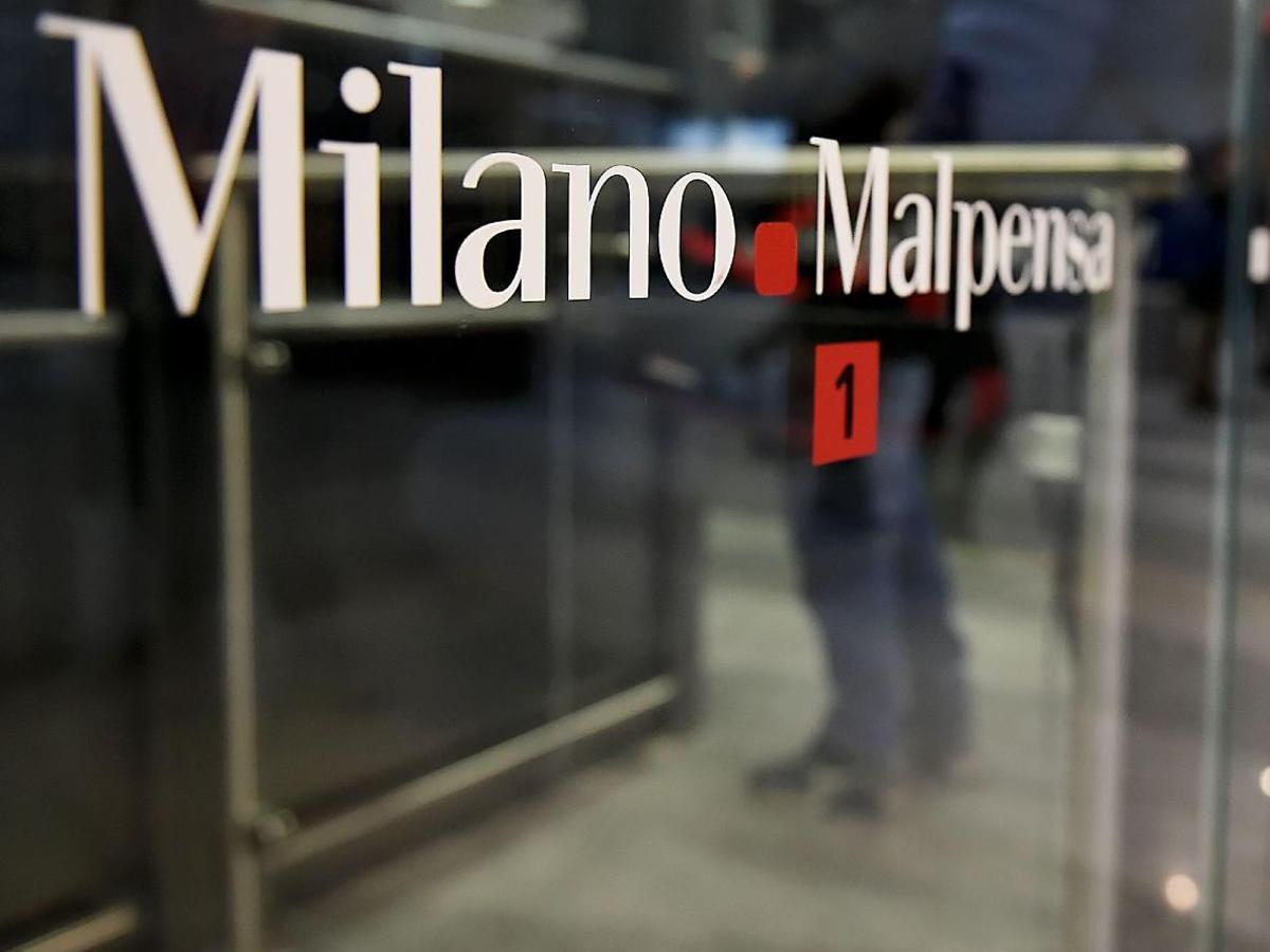 Malore per comandante aereo, atterraggio d'emergenza a Malpensa