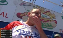 Mangia 66 hot dog in 10 minuti Chestnut e ancora il re del 4 luglio 265x160