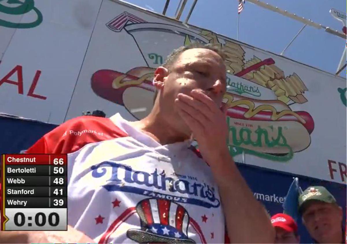 Mangia 66 hot dog in 10 minuti, Chestnut è ancora il re del 4 luglio