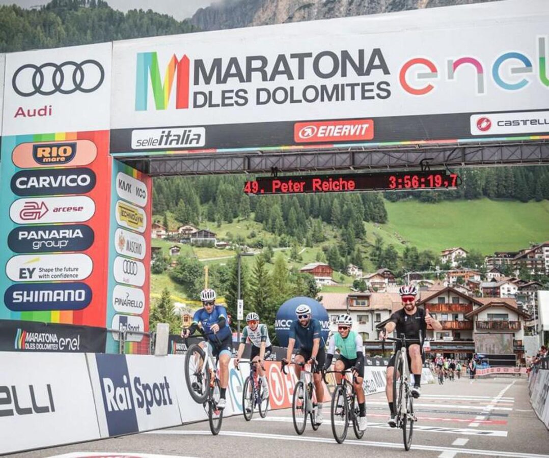 Maratona dles Dolomites Enel, sport e sostenibilità pedalano insieme tra le vette delle Dolomiti
