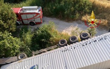 Matera tir sfonda le barriere e precipita da cavalcavia morto camionista 50enne 364x230