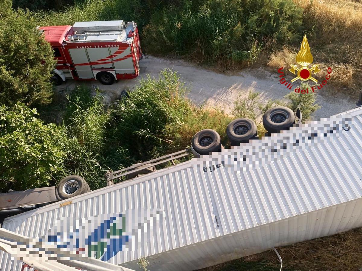 Matera, tir sfonda le barriere e precipita da cavalcavia: morto camionista 50enne