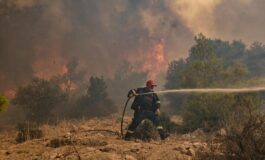 Maxi incendio a Creta morti due vigili del fuoco bruciati vivi intrappolati nelle fiamme 265x160