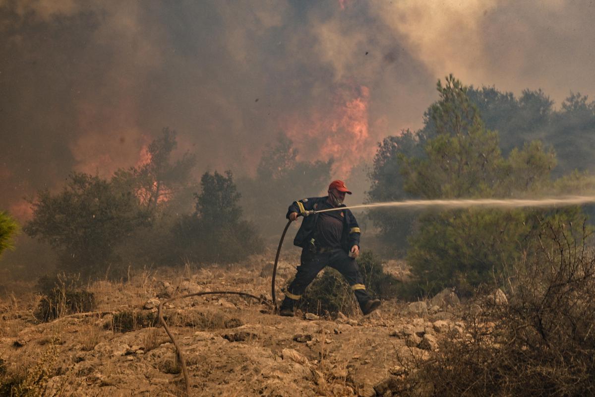 Maxi incendio a Creta, morti due vigili del fuoco: bruciati vivi intrappolati nelle fiamme