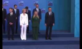 Meloni al vertice Nato la premier nella foto di gruppo e larrivo di Trump poster 265x160