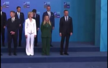 Meloni al vertice Nato la premier nella foto di gruppo e larrivo di Trump poster 364x230