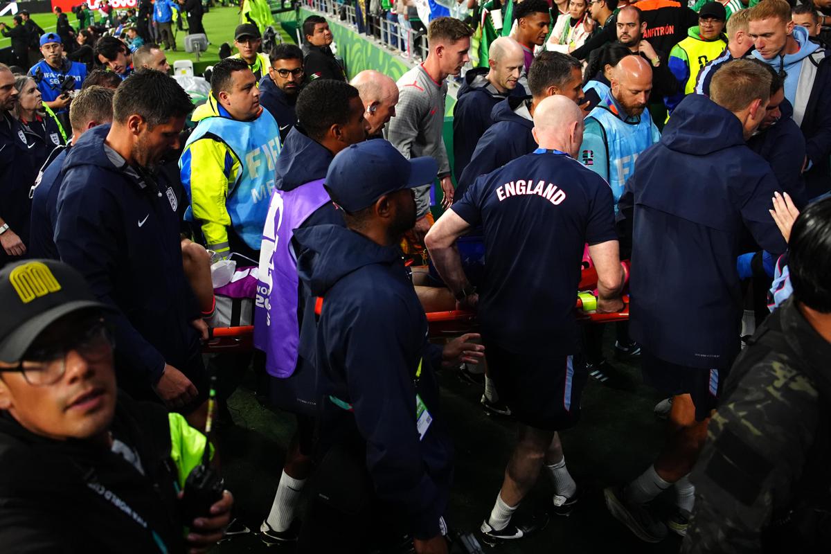 Messico-Inghilterra 2-3, Henderson cade dopo il match: infortunio al polso e corsa in ospedale