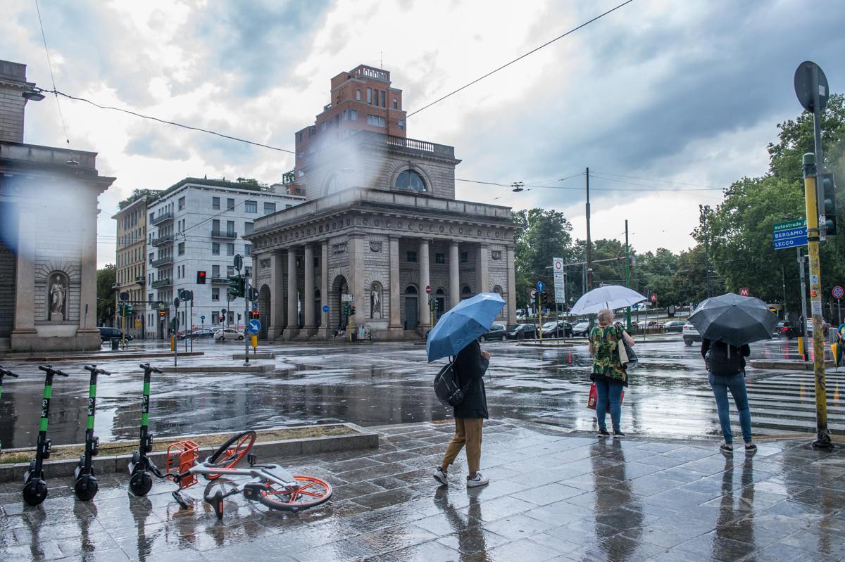 Meteo, caldo e temporali estremi: cosa fare (e cosa no) per evitare rischi