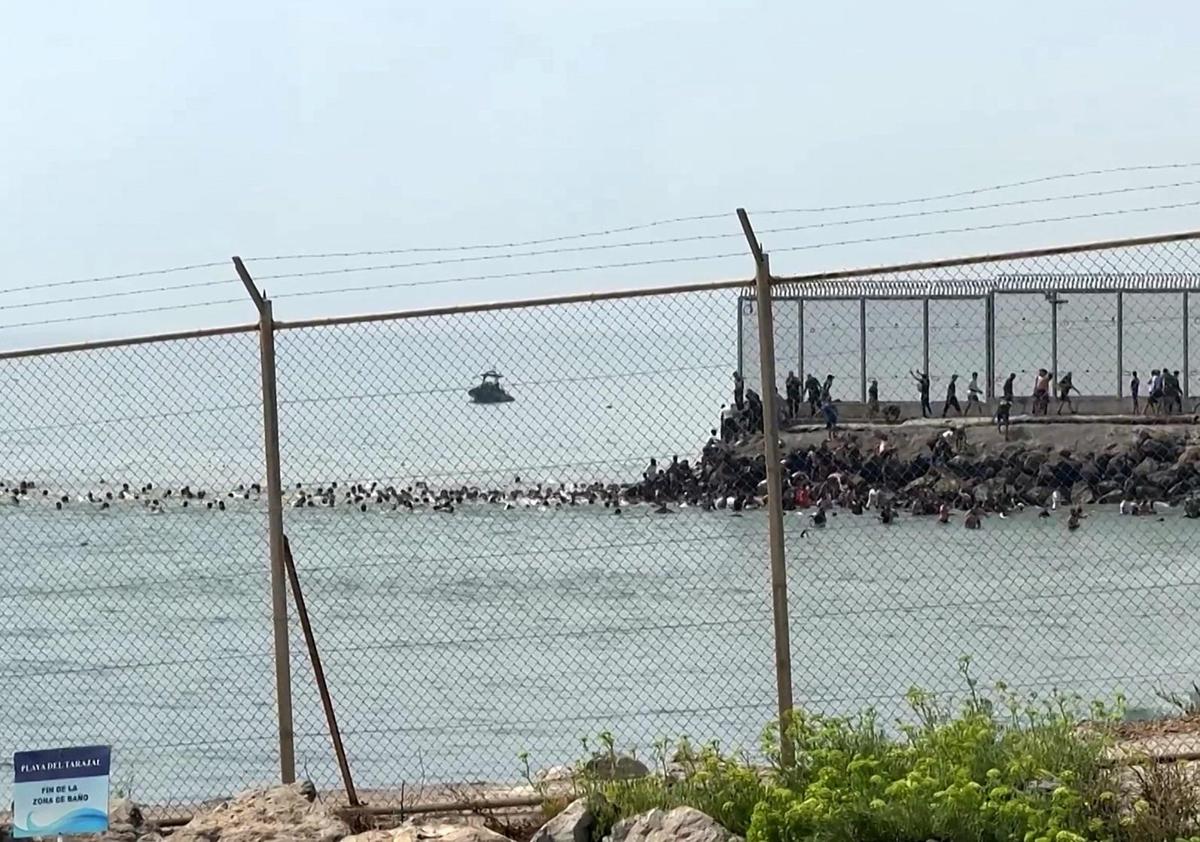 Migranti, a Ceuta la peggior crisi dal 2021