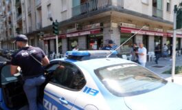 Milano aggressione in strada e 20 coltellate a uno sconosciuto bloccato dai clienti del bar 265x160