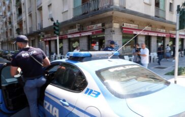 Milano aggressione in strada e 20 coltellate a uno sconosciuto bloccato dai clienti del bar 364x230