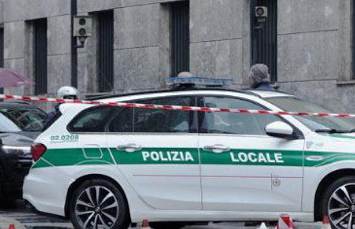 Milano, ciclista travolta e uccisa: camionista denunciato per omicidio stradale