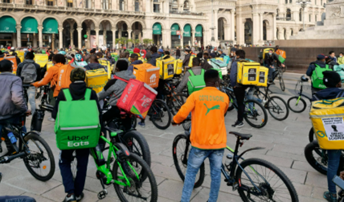 Milano ferma i rider nelle ore roventi: "Ma noi restiamo senza reddito"