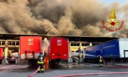 Milano grosso incendio in un capannone citta avvolta dal fumo 265x160