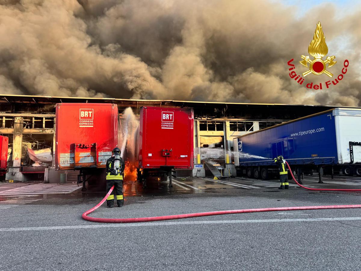 Milano, grosso incendio in un capannone: città 'avvolta' dal fumo