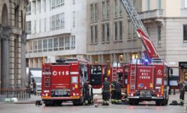 Milano incendio in un palazzo vicino Rinascente in piazza Duomo alta nube di fumo 265x160