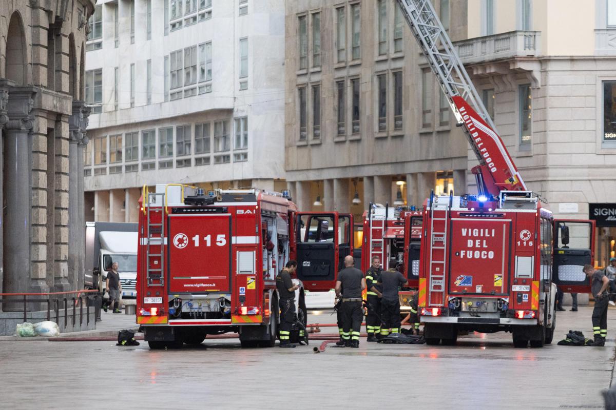 Milano, incendio in un palazzo vicino Rinascente in piazza Duomo: alta nube di fumo