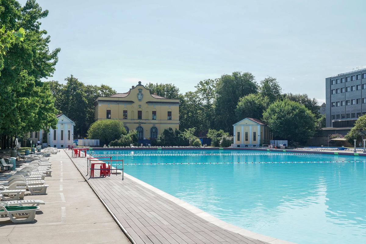 Milano, scavalca recinto della piscina chiusa e si tuffa: 28enne muore affogato
