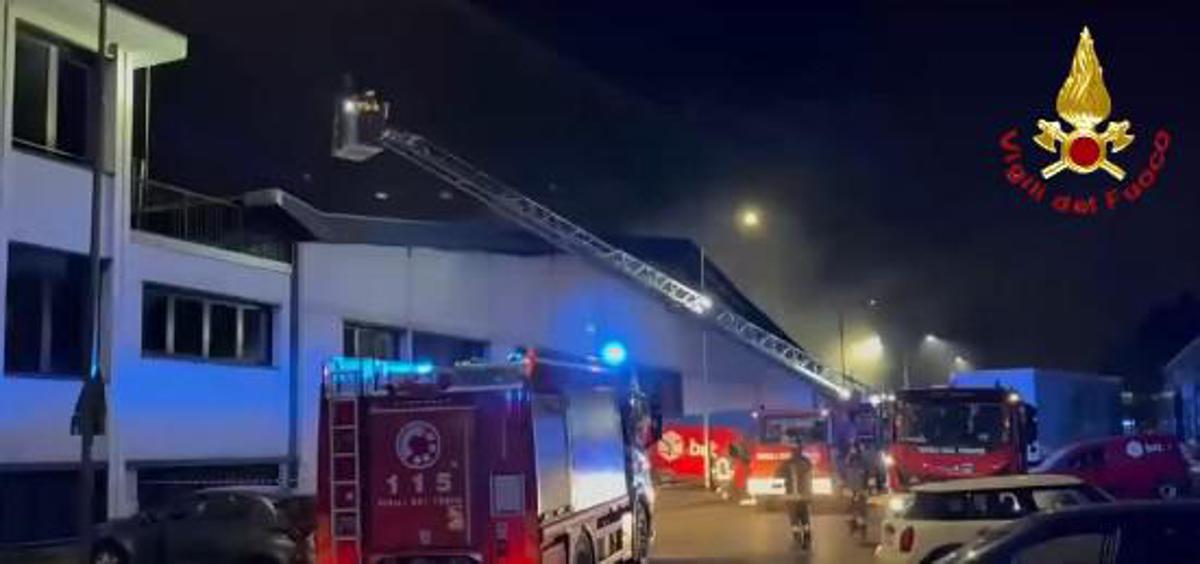 Milano, spento incendio a deposito Bartolini. Vigili del fuoco: "Nessun ferito"