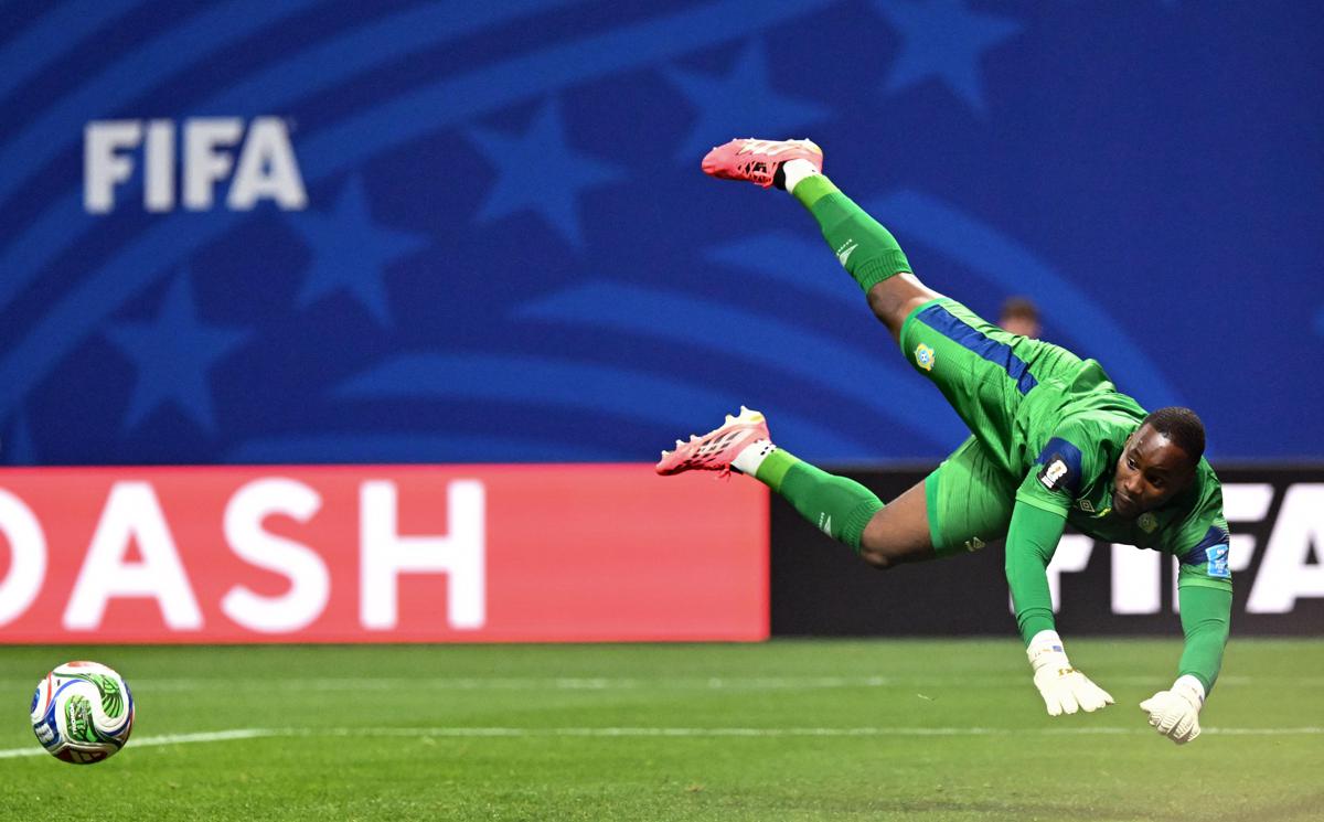 Mondiali, Mpasi show nel primo tempo contro l'Inghilterra: chi è il portiere del Congo