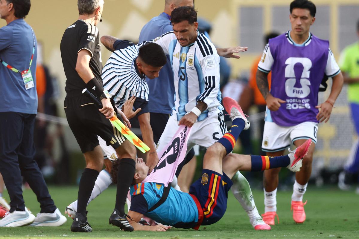 Mondiali, follia Paredes dopo finale: rissa ed espulsione. E Otamendi litiga con Rodri