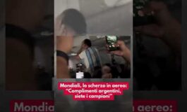 Mondiali lo scherzo in aereo Complimenti argentini siete i campioni 265x160