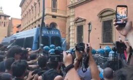 Morto ammanettato a Bologna coro assassini e tensioni tra agenti e corteo polizia usa idranti e lacrimogeni 265x160