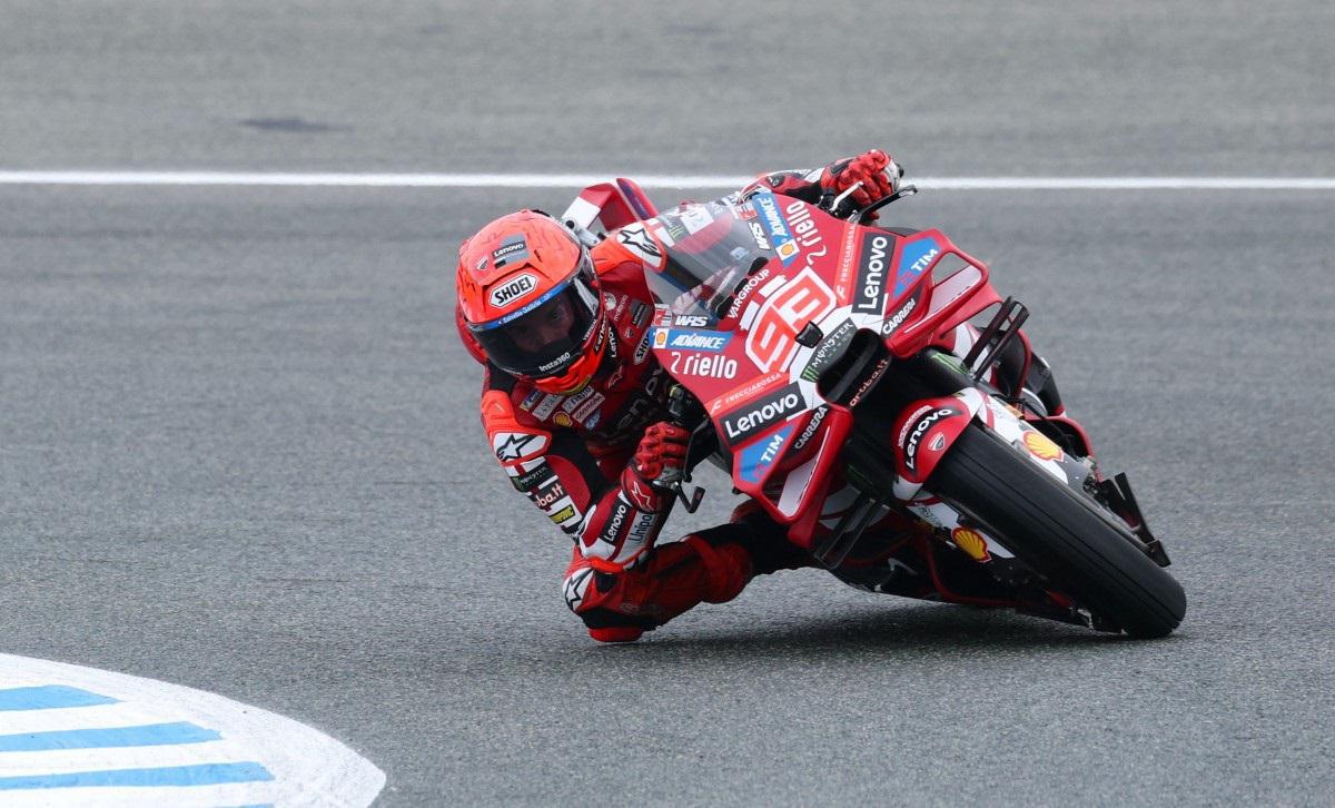 MotoGp, Marquez in pole nel Gp di Germania davanti a fratello Alex. Cade Bezzecchi