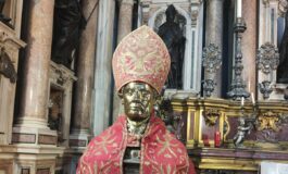Napoli ruba copricapo dalla statua di San Gennaro rincorso e arrestato 265x160