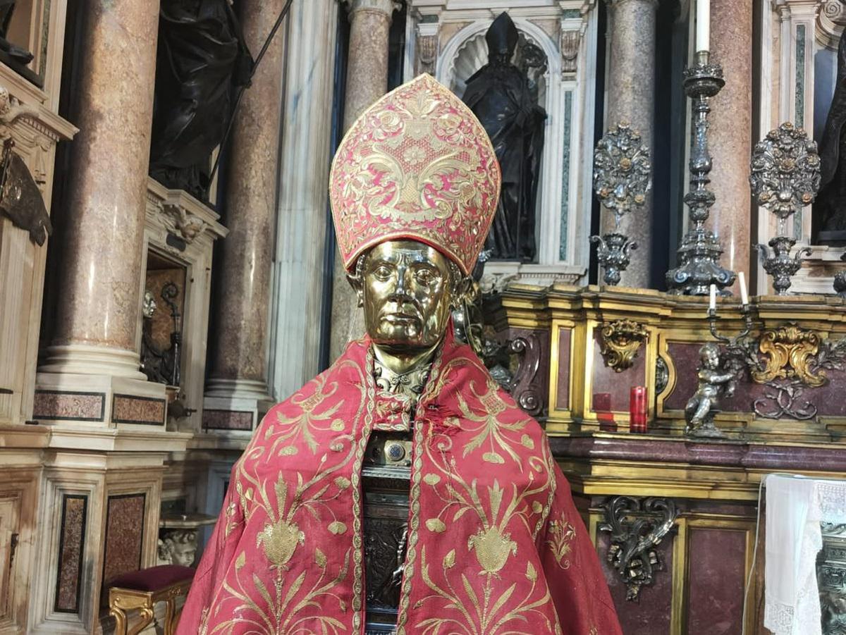 Napoli, ruba copricapo dalla statua di San Gennaro: rincorso e arrestato
