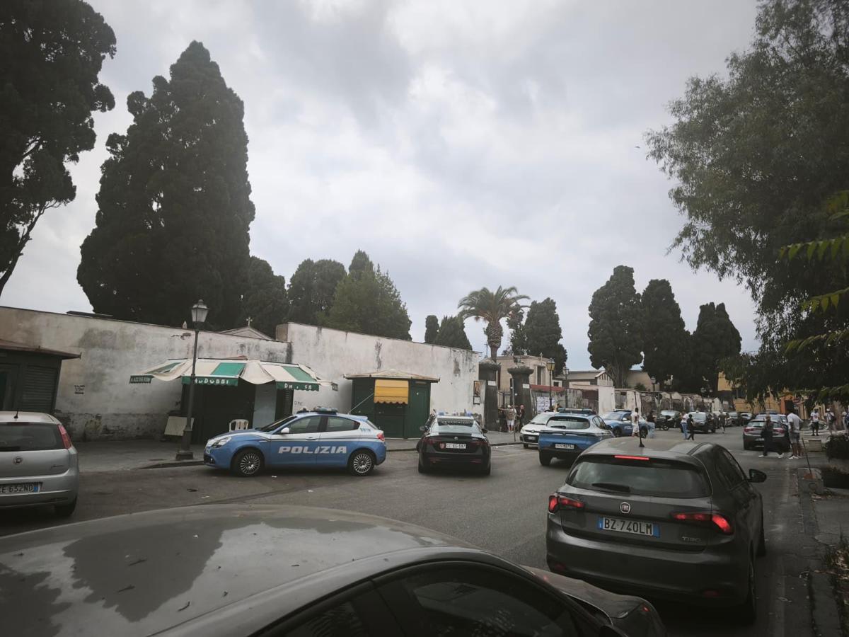 Napoli, spara e ferisce l'ex moglie al cimitero: 71enne arrestato