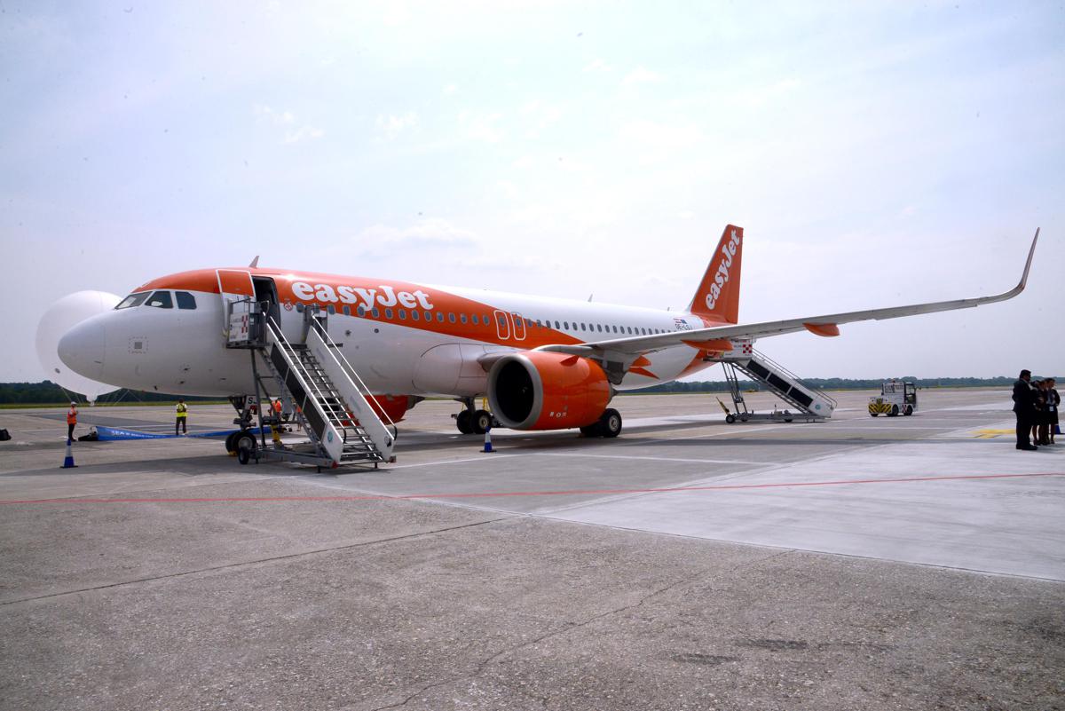 Aeroporto Fiumicino, squadra di atleti su carrozzine motorizzate bloccati, aereo di sfondo