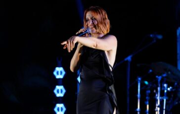 Noemi paura durante concerto cade dal palco e finisce in ospedale 364x230