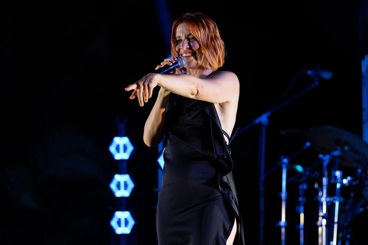 Noemi, paura durante concerto: cade dal palco e finisce in ospedale