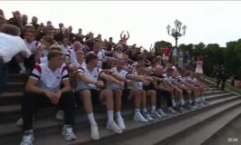 Norvegia torna a casa dopo i Mondiali il row con il principe e 90mila tifosi poster 265x160