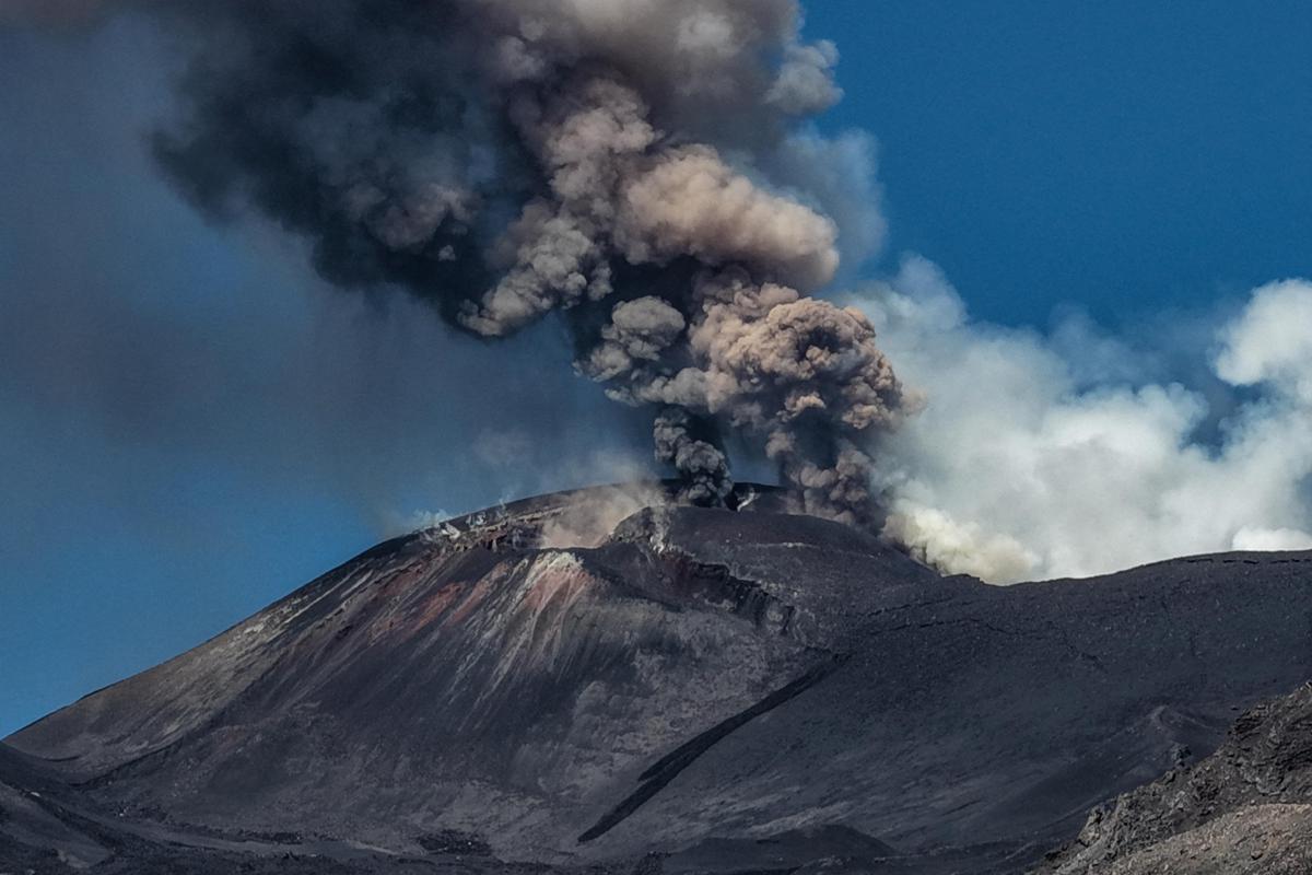 Nube di cenere sull'Etna, all'aeroporto di Catania sospese le attività di volo