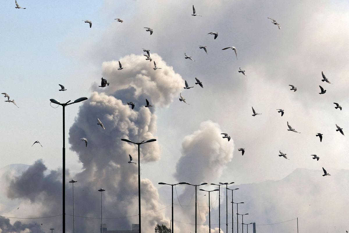 Nuovi raid Usa in Iran, Teheran risponde: colpite basi americane in Kuwait e Bahrein