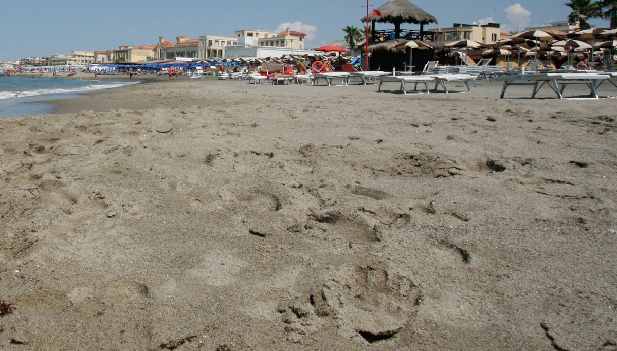 Ostia, si tuffa dal pontile e sbatte la testa: morto un ragazzo