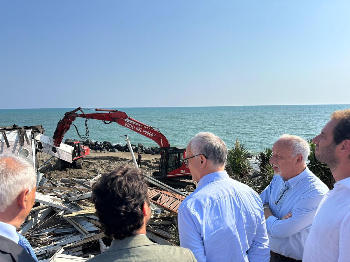 Ostia, via alla demolizione dello stabilimento dei vip. Gualtieri: "Il mare di Roma cambia volto"