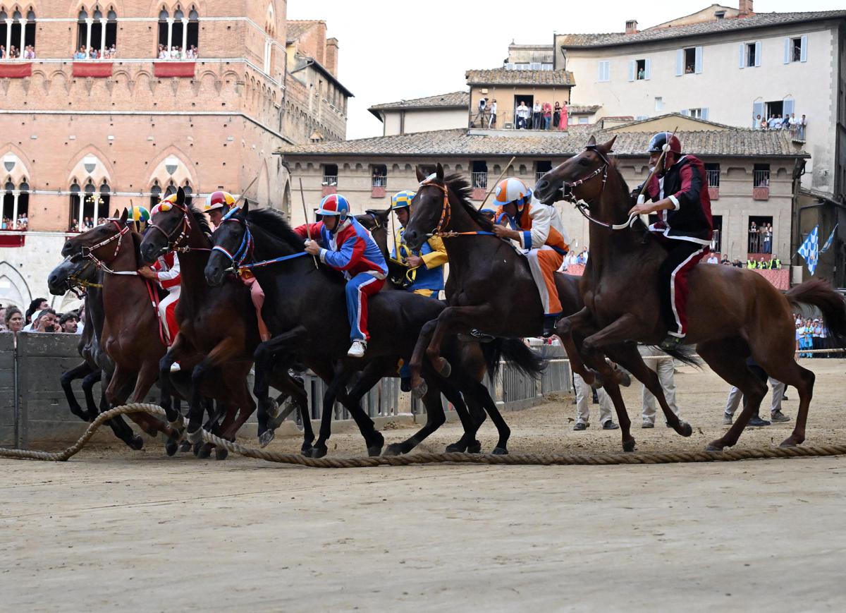 Palio di Siena, oggi la corsa dopo il rinvio: tutte le tappe della giornata, dalla pista alla 'conchiglia'