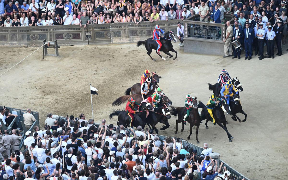 Palio di Siena rinviato per maltempo, si corre domani venerdì 3 luglio