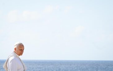 Papa Leone XIV varca la Porta dEuropa a Lampedusa Piu delle parole contano i gesti mondo sia piu umano 364x230