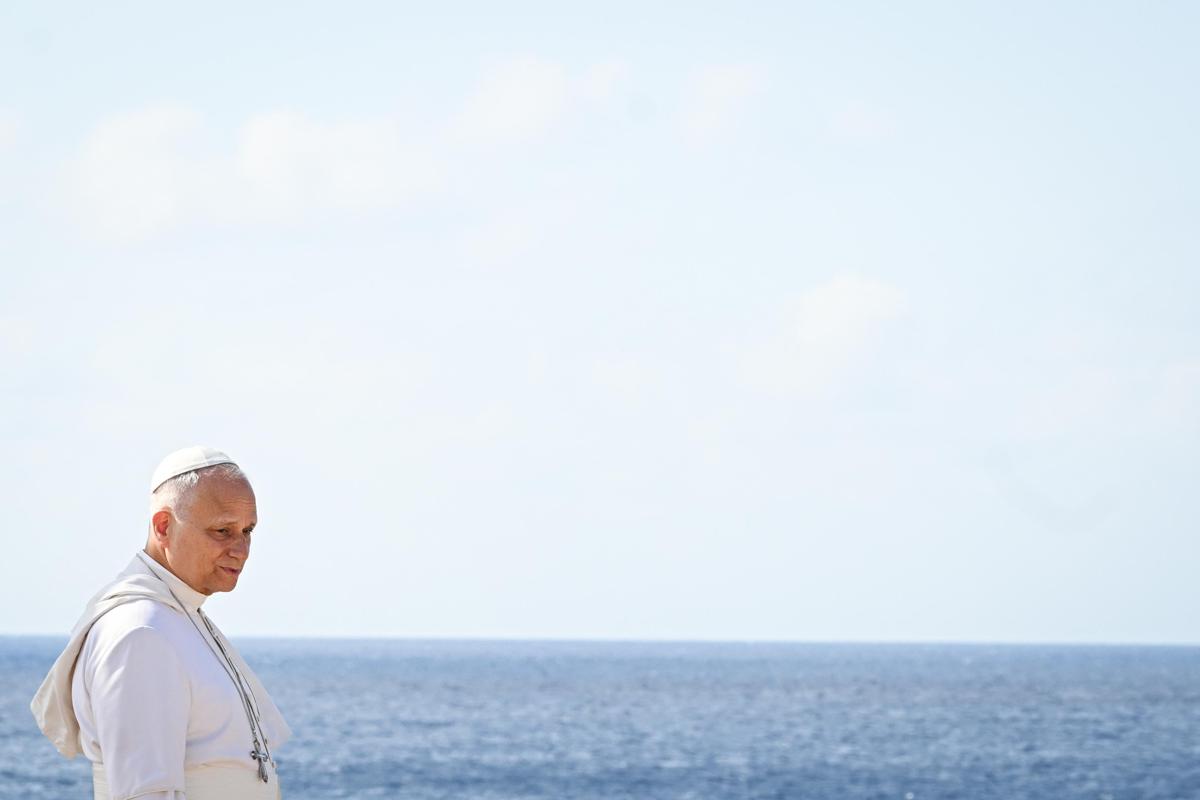 Papa Leone XIV varca la Porta d'Europa a Lampedusa: "Più delle parole contano i gesti, mondo sia più umano"