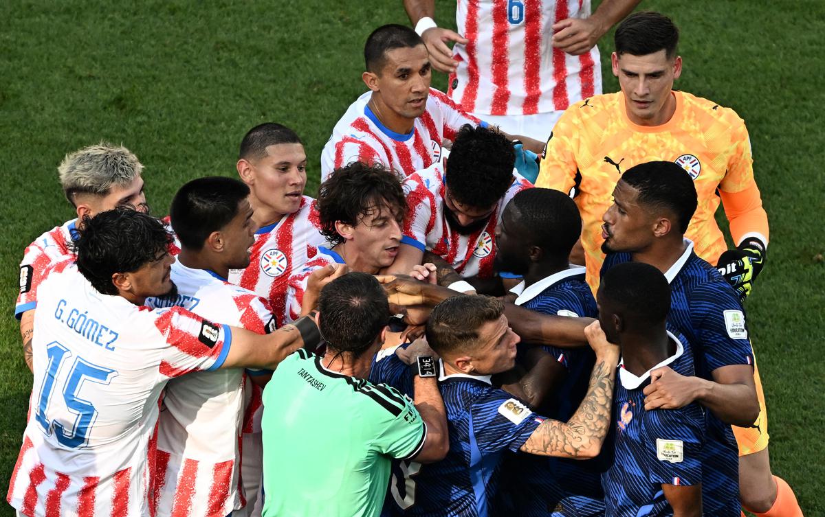 Paraguay-Francia, rissa in campo e Mbappé chiede un rosso