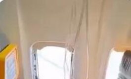 Paura su volo Ryanair pezzi motore rompono finestrino e passeggero rischia di essere risucchiato 265x160