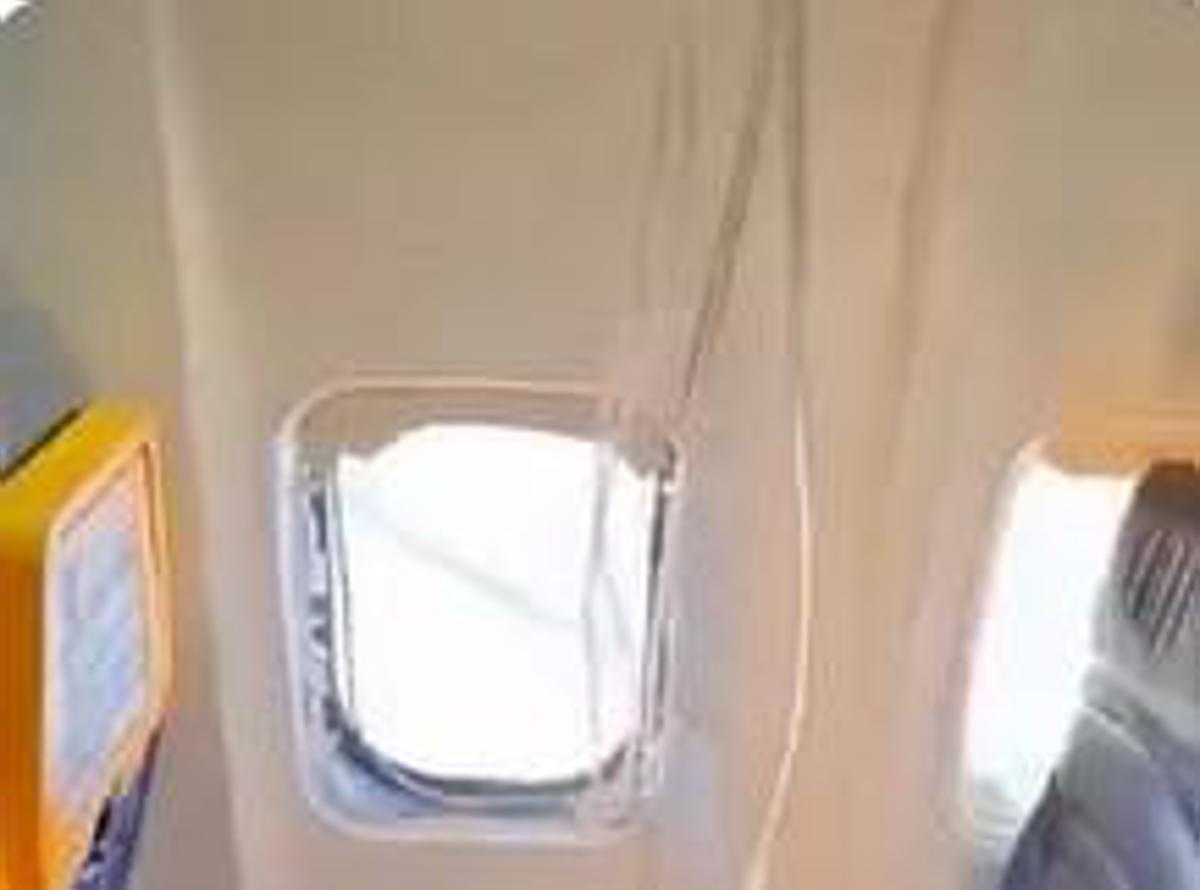 Paura su volo Ryanair, pezzi motore rompono finestrino e passeggero rischia di essere risucchiato