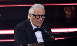 Peppino di Capri il lungo applauso allinizio dei funerali tra i presenti anche De Laurentiis 265x160