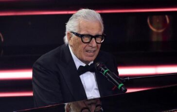 Peppino di Capri il lungo applauso allinizio dei funerali tra i presenti anche De Laurentiis 364x230